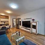 Brand New Apartment With Free Parking Near City Center