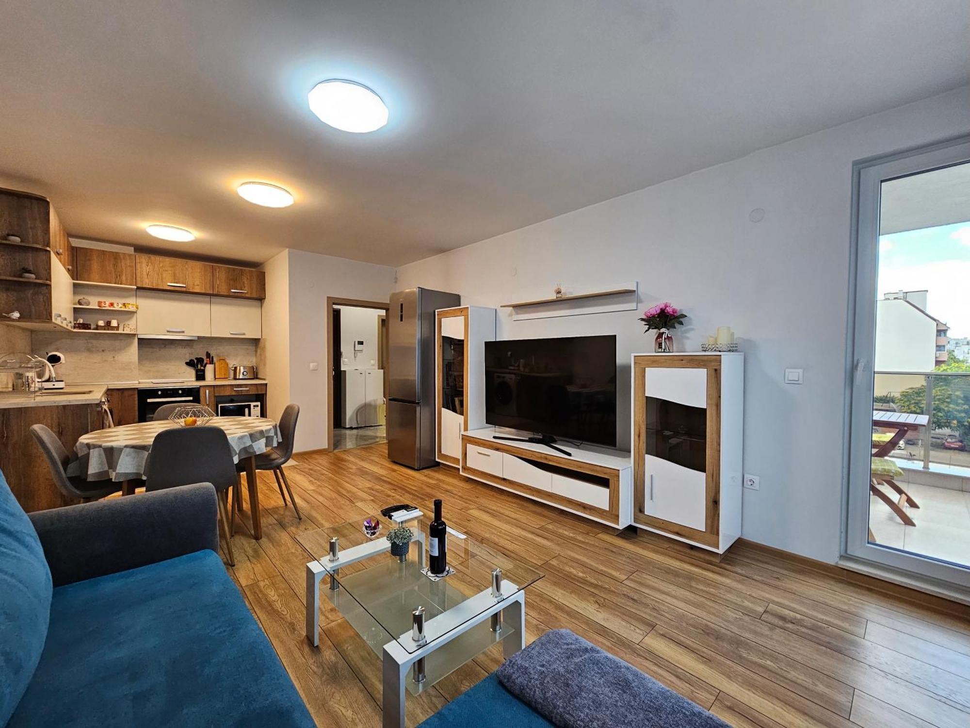 Brand New With Free Parking Near Center Appartement *