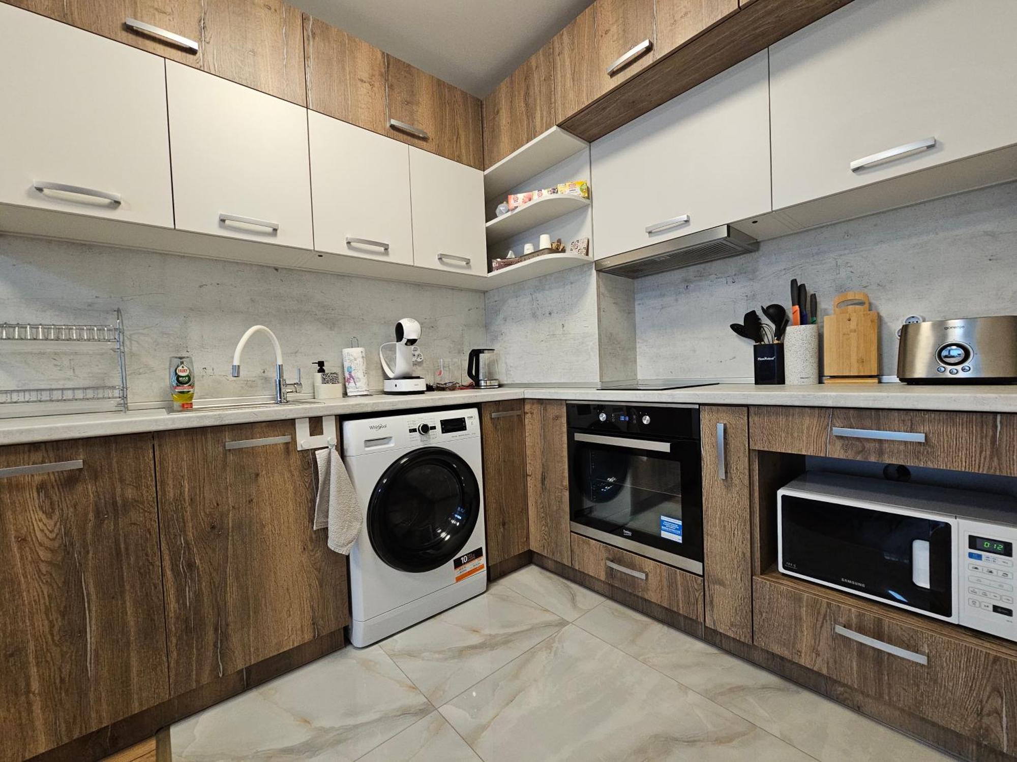 Brand New With Free Parking Near Center Appartement *